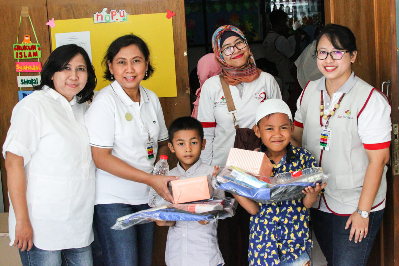 Karyawan Eka Hospital bersama anak-anak penerima paket bingkisan. DOK: Eka Hospital